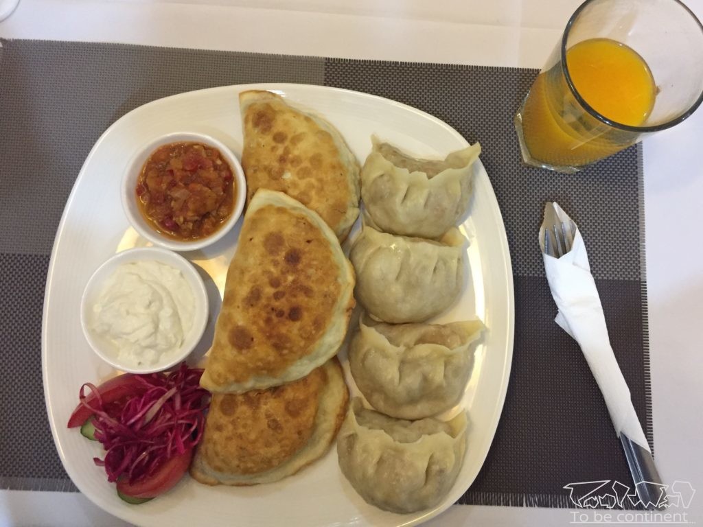 Wegańskie pierogi w restauracji Luna Blanca w Ułan Bator.