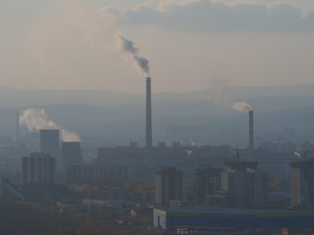 Jedna z elektrowni na obrzeżach Ułan Batar.