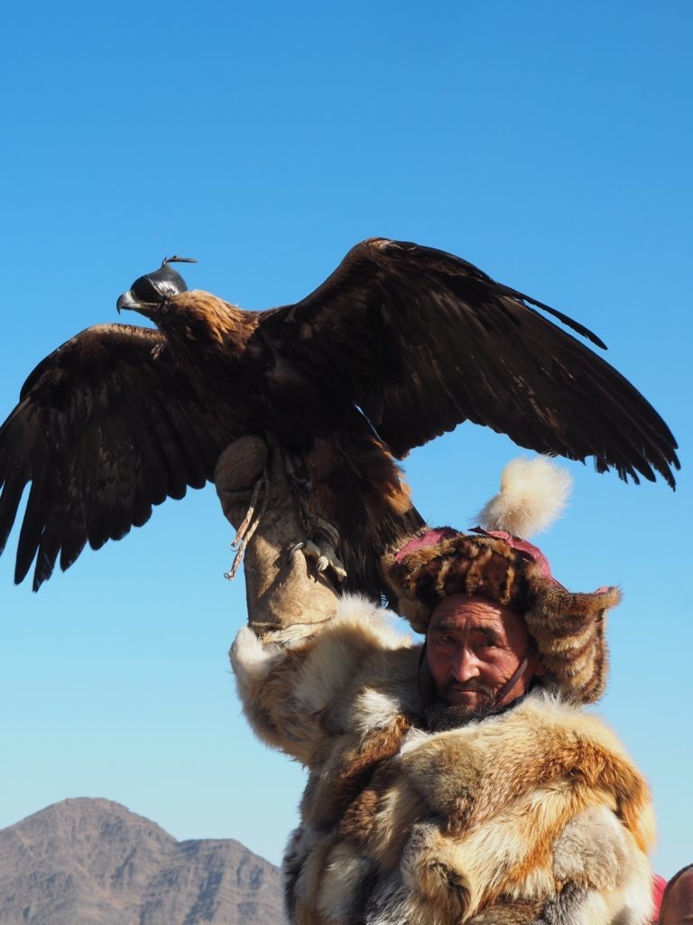 Eagle hunter prezentujący swojego orła.