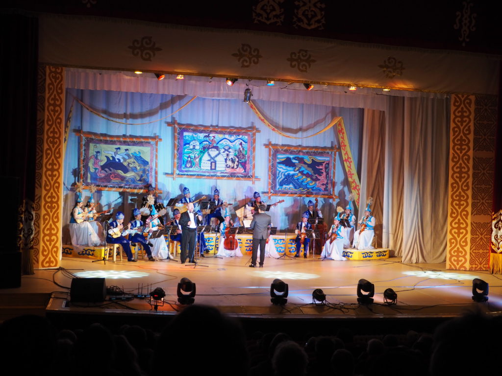 Koncert w teatrze w Olgii.