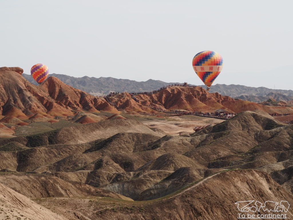 Balony nad Narodowym Parkiem Geologicznym Zhangye Danxia.   