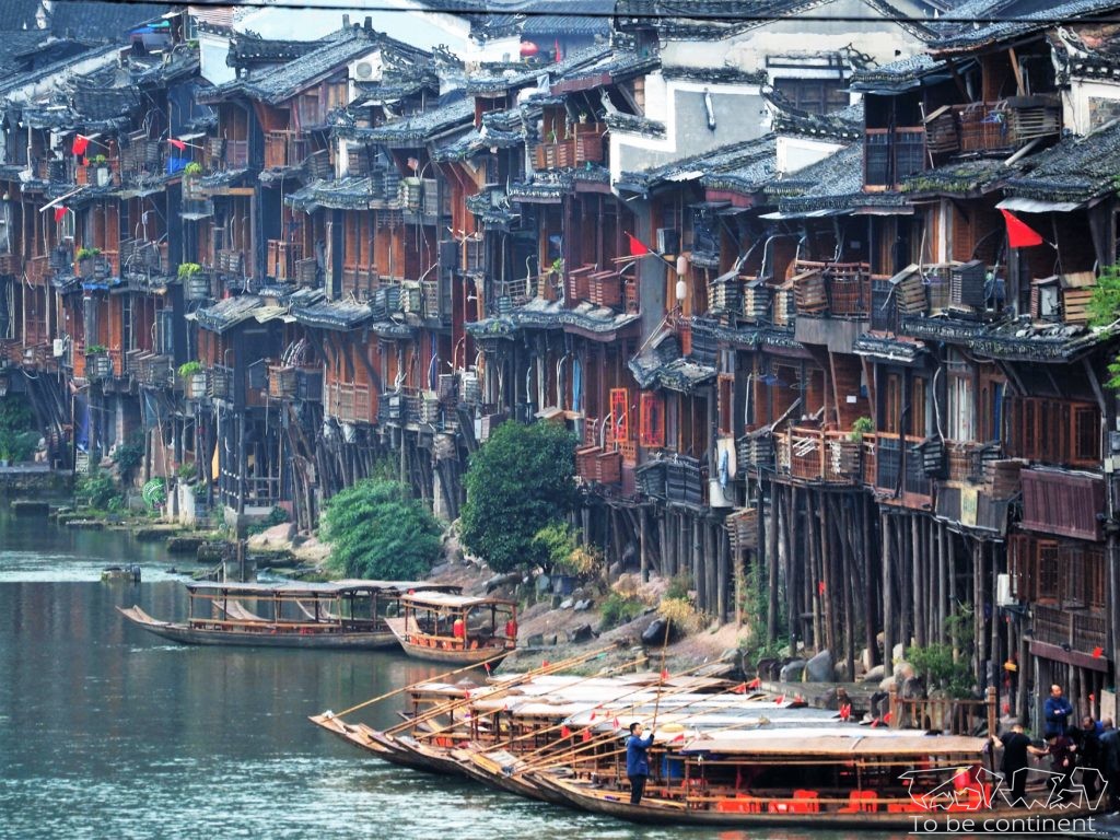 Drewniane domy w Fenghuang nad brzegiem rzeki Tuo Jiang.