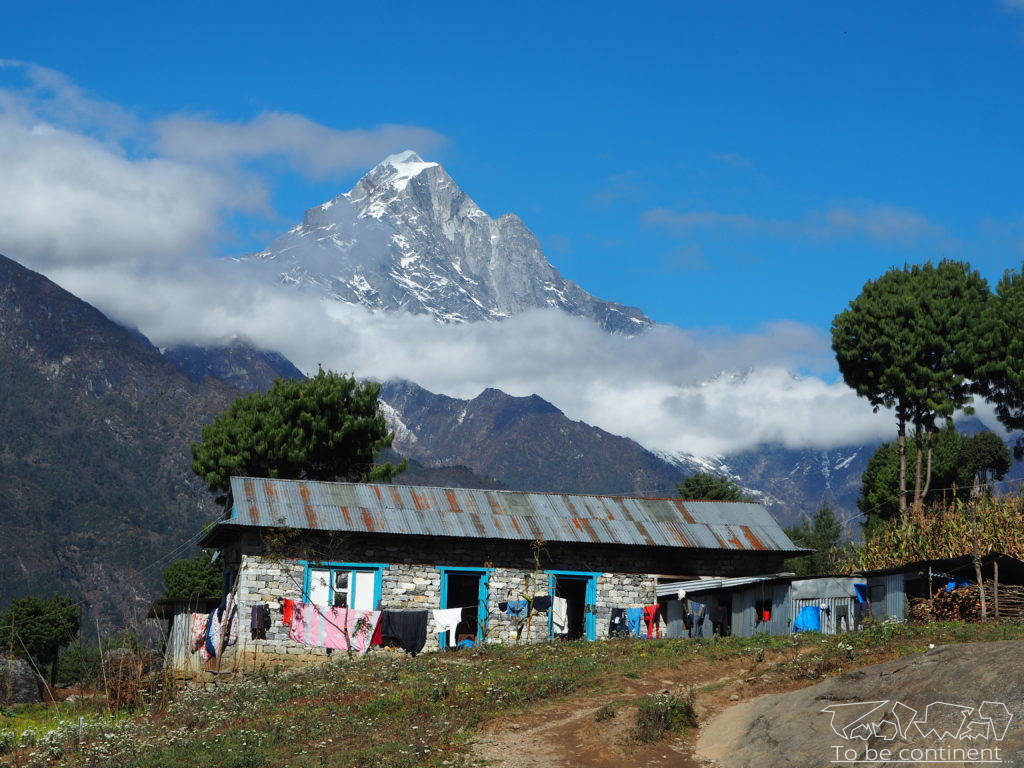 Lukla - widok tuż przy pasie startowym.