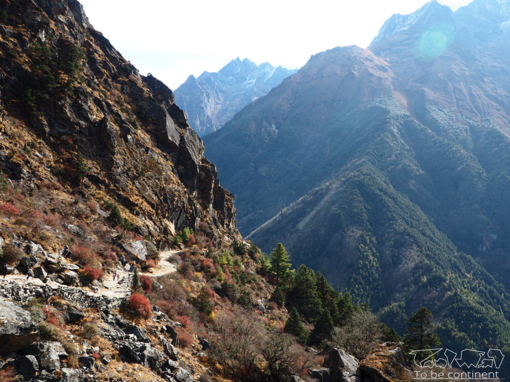 Malownicza trasa na odcinku Namche Bazar - Tengboche.