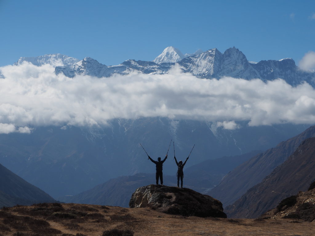 Trasa do Ama Dablam Base Camp. W Himalajach chmury nadciągają zazwyczaj po południu.