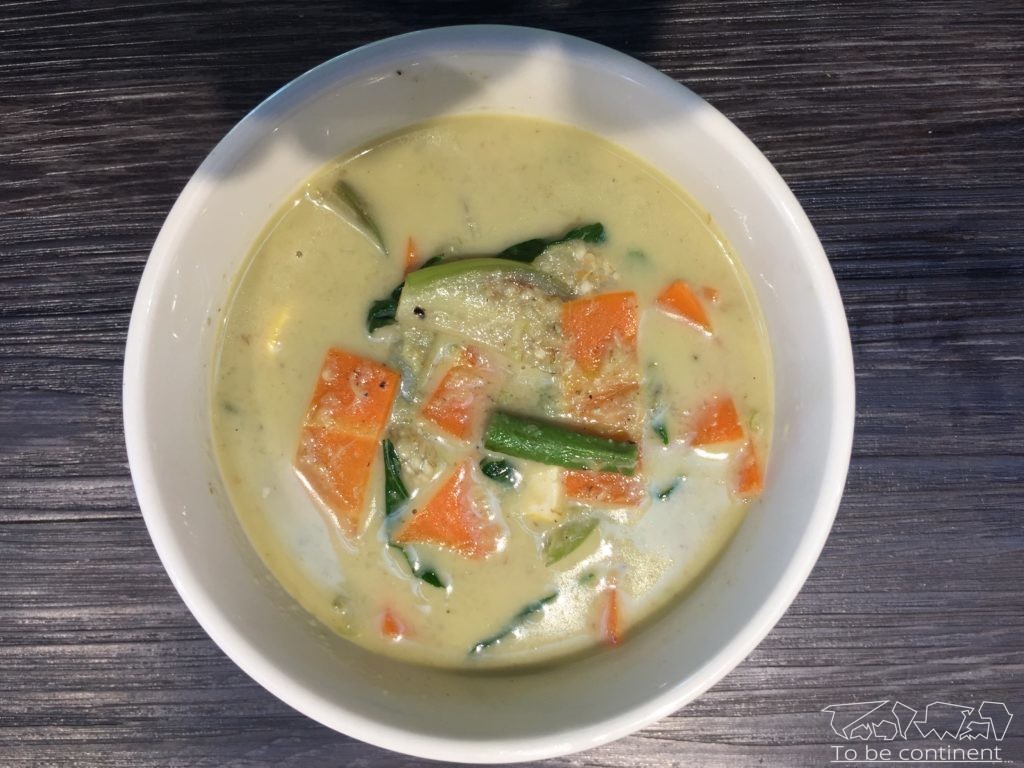 Zupa tom kha gai na bazie mleka kokosowego.