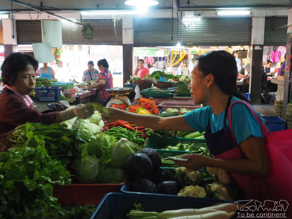 Lokalny bazar w Chiang Mai.