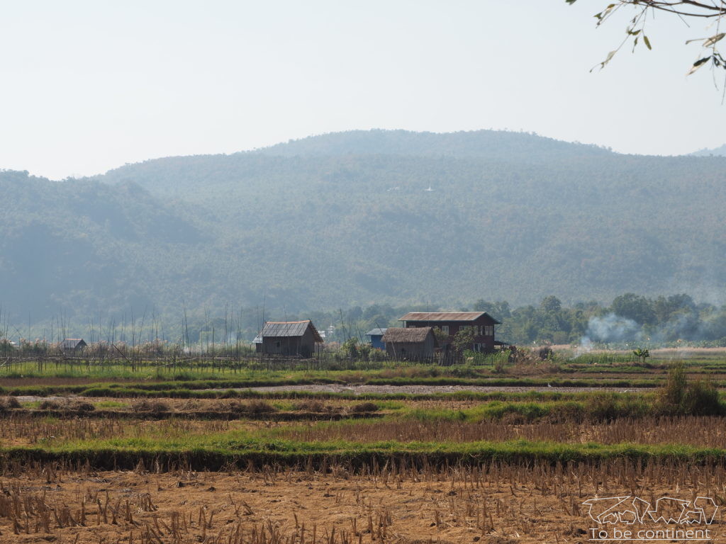 Jedna z wiosek mijanych na trasie wędrówki z Kalaw do jeziora Inle.