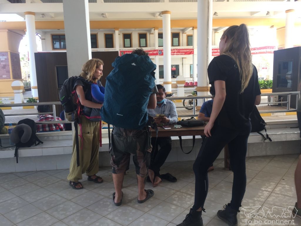 Stanowisko pośredników na granicy między Laosem i Kambodżą.