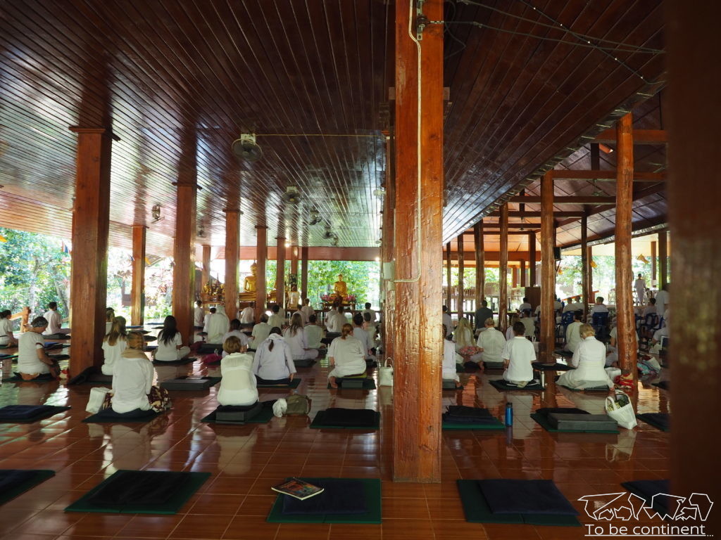 Medytacja vipassana praktykowana w pozycji siedzącej.