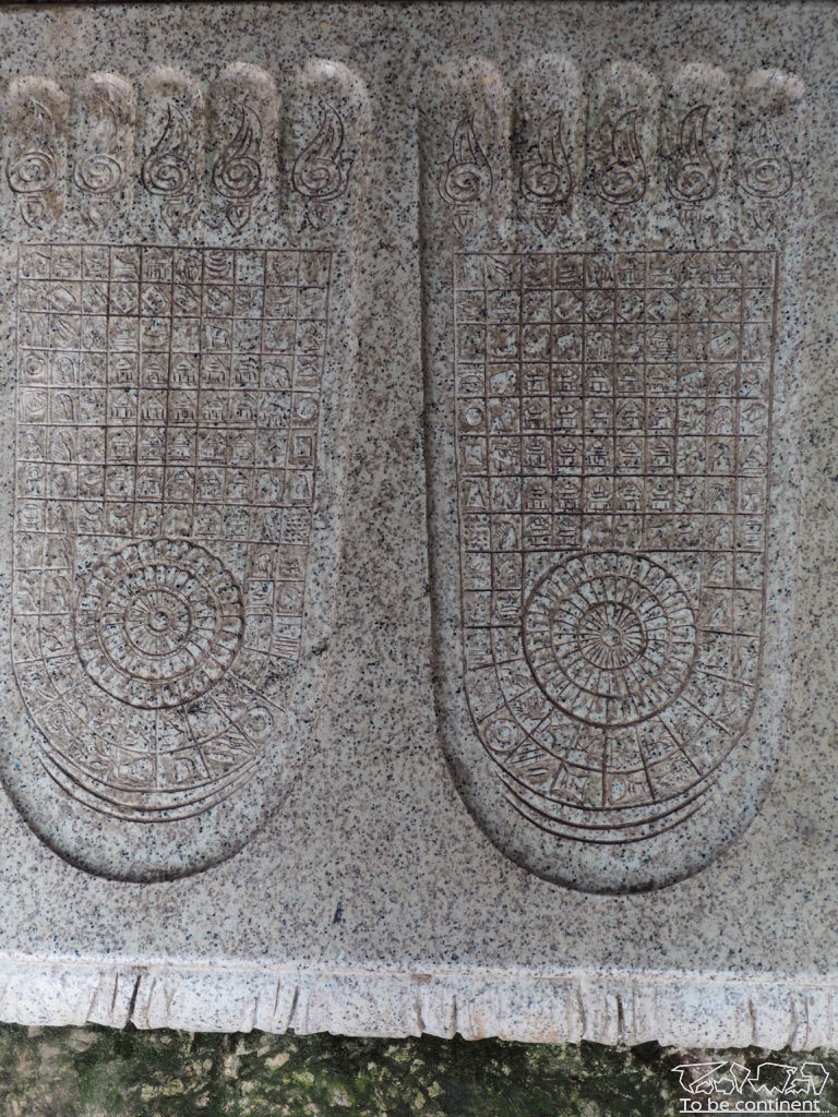 Rzeźba stóp Buddy w Ariyabala Meditation Temple.