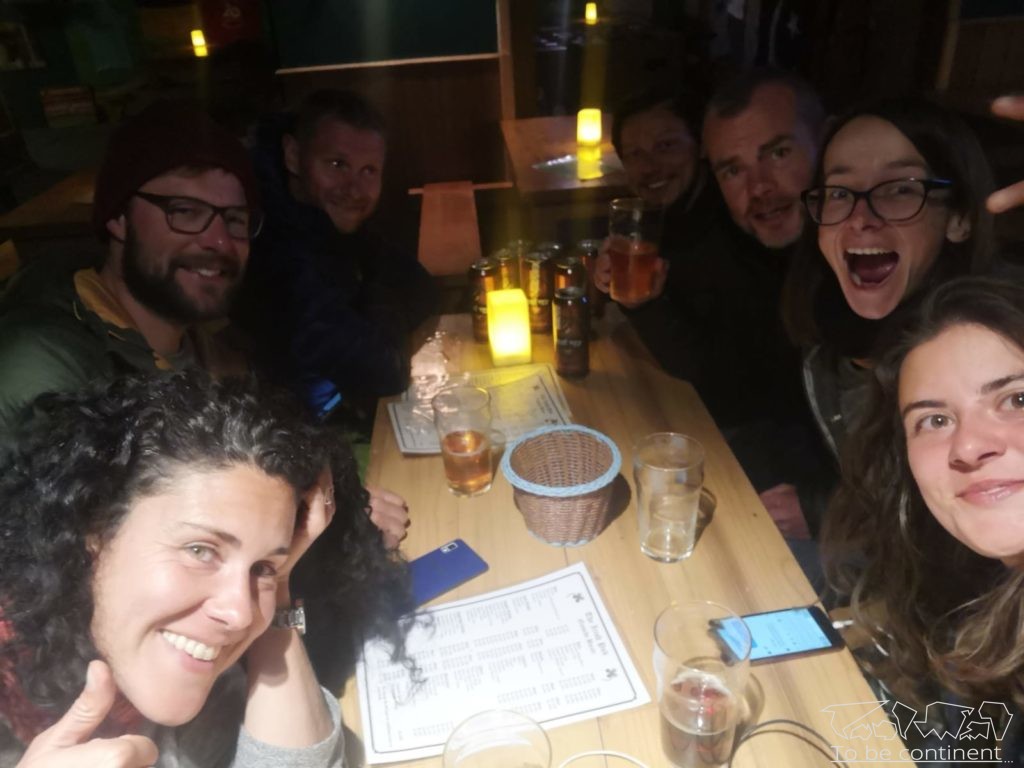Opijamy zakończenie trekkingu w Irish Pubie.