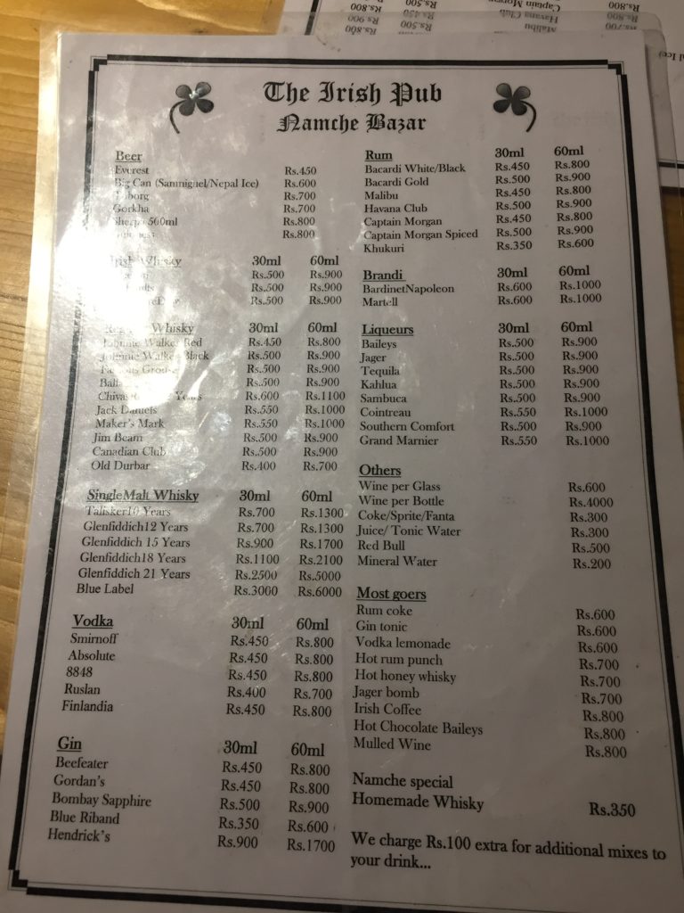 Ceny drinków w Irish Pub w Namche Bazar.