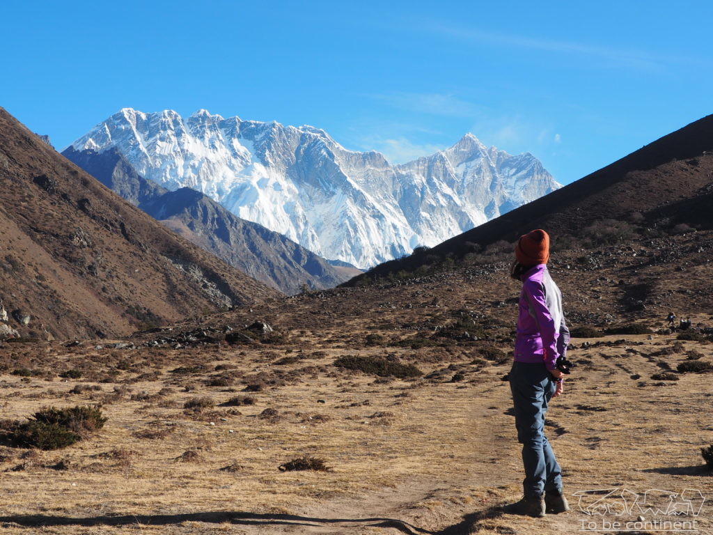 Trekking w Himalajach. Widok na Everest i Lothse.