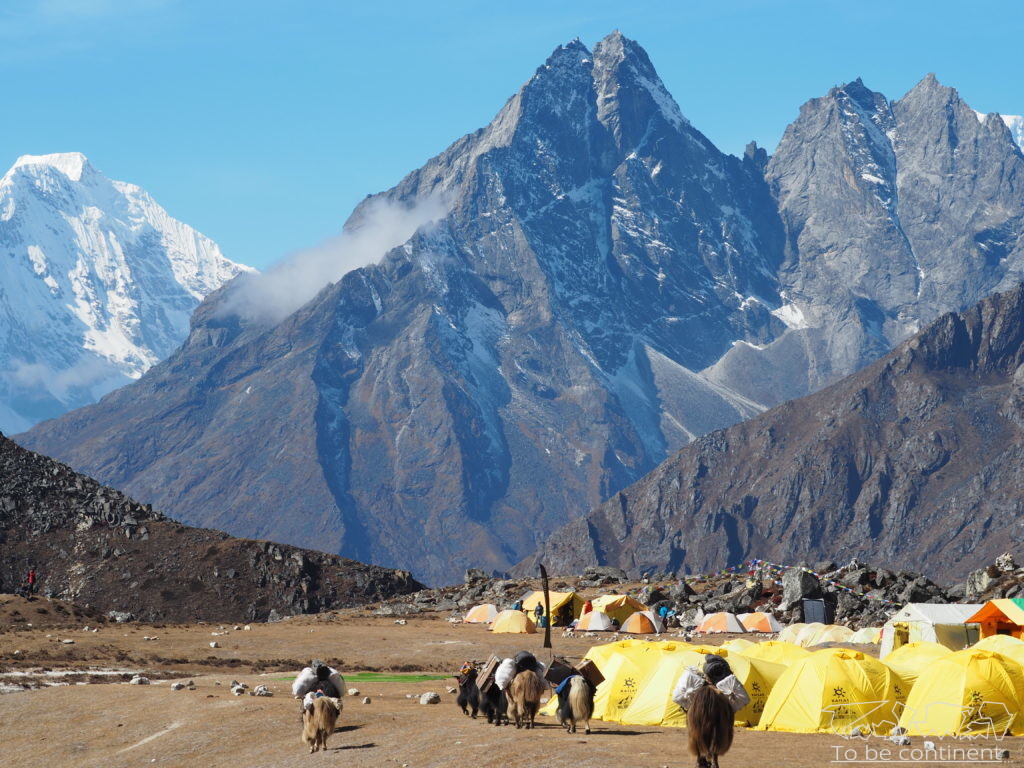 Trekking w Himalajach. Obóz wspinaczkowy pod Ama Dablam.