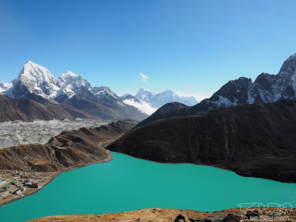 Trekking w Himalajach. Widok z trasy na szczyt Gokyo Ri.