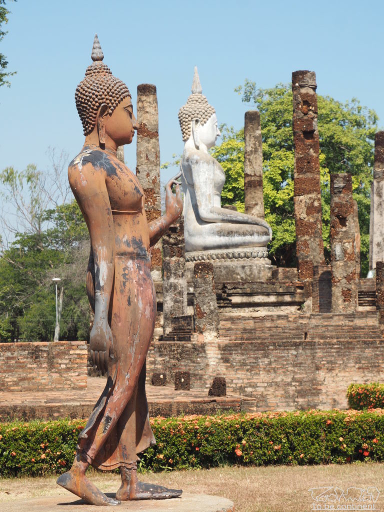 Posągi buddy na terenie Wat Sa Si. Sukhothai.
