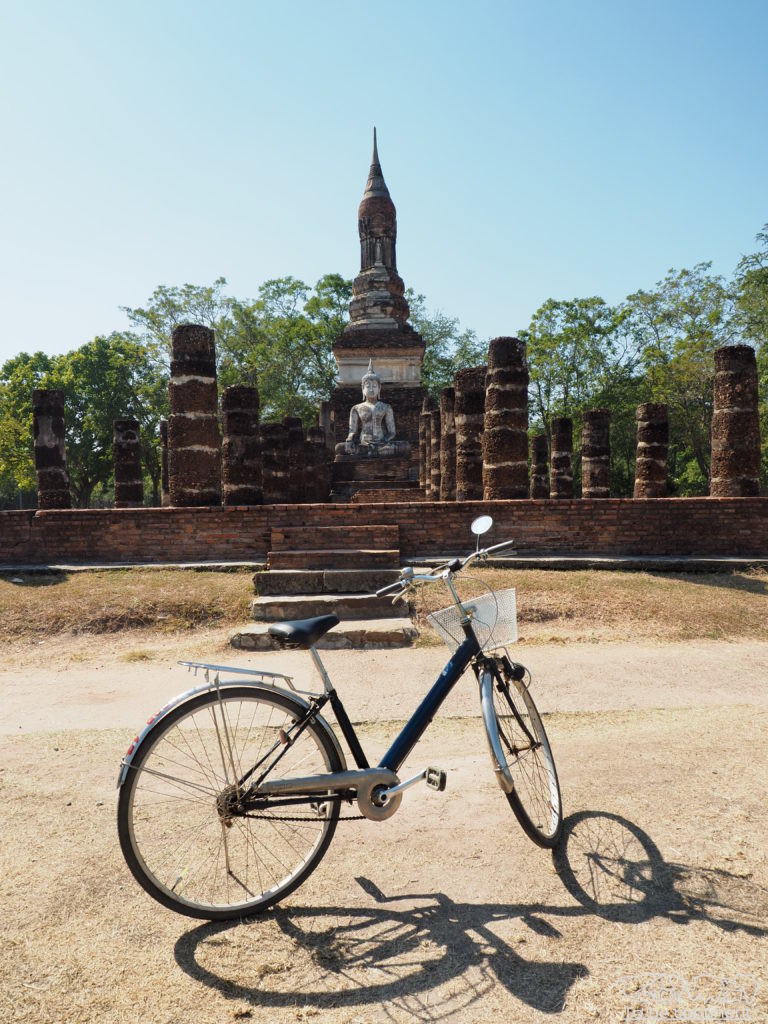 Po terenie Parku Historycznego Sukhothai najlepiej poruszać się na rowerze.