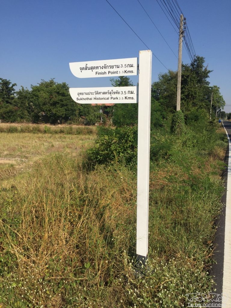 Drogowskaz na ścieżce rowerowej w Sukhothai.