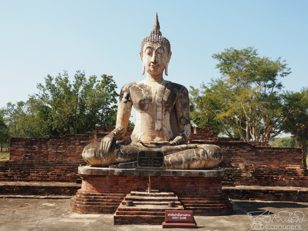 Jeden z posągów Buddy na terenie Parku Historycznego Sukhothai.