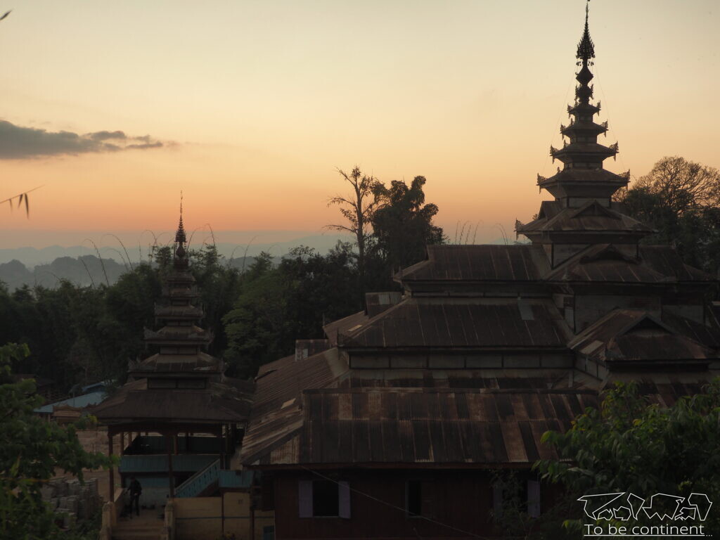 Nocleg w buddyjskim klasztorze w trakcie trekkingu z Kalaw do jeziora Inle.