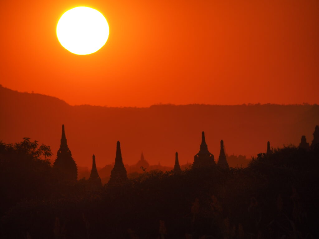 Rozpalone do czerwoności niebo nad Bagan o zachodzie słońca.