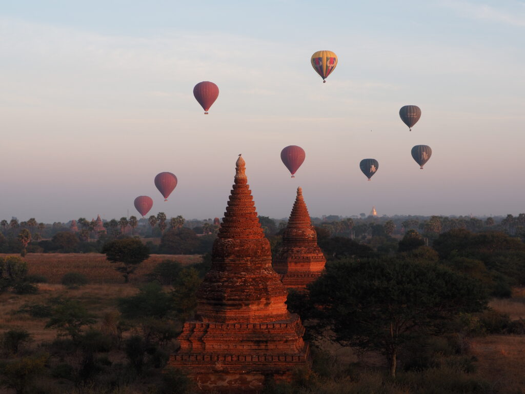 Balony o wschodzie słońca w Bagan.