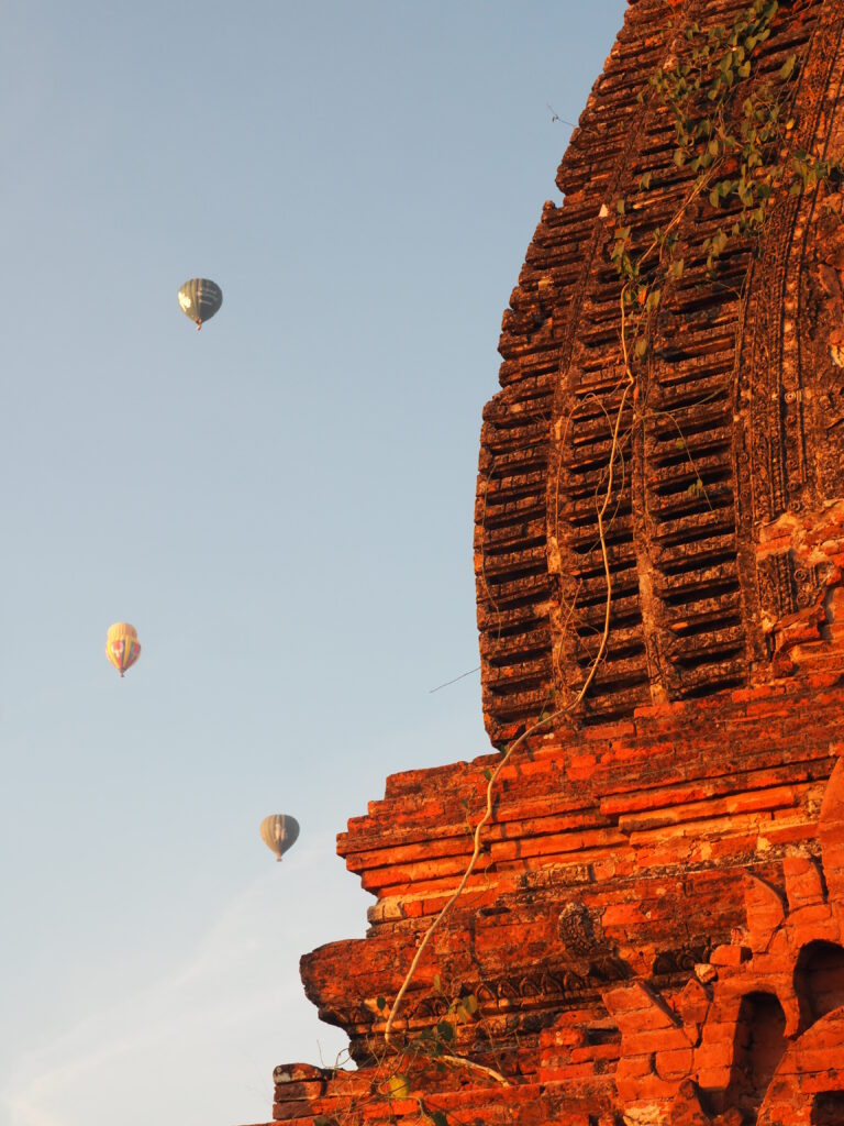 Przelot balonem nad starożytnym miastem Bagan to niezapomniane przeżycie.