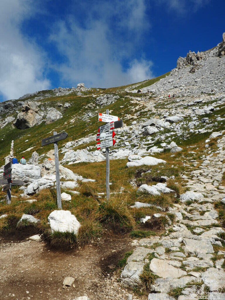 Oznaczenia na szlaku do Rifugio Torre di Pisa.