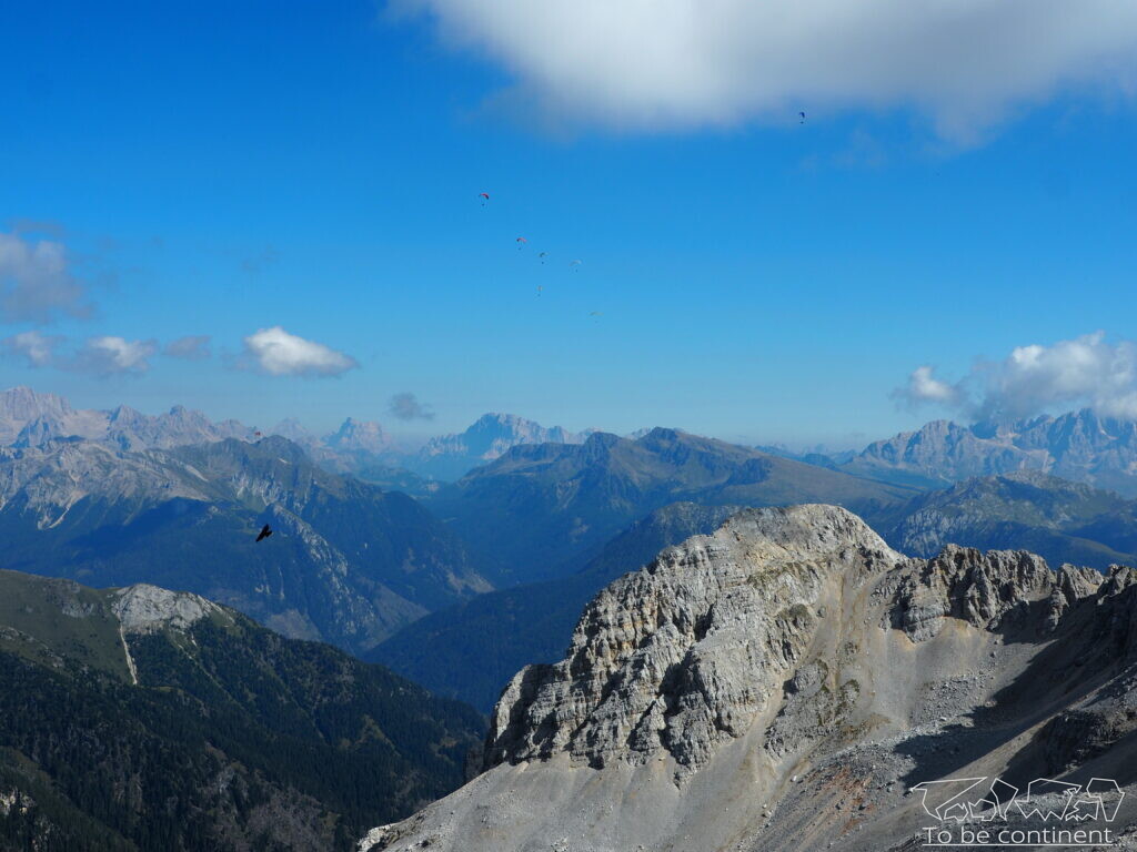 Paralotnie nad Dolomitami.