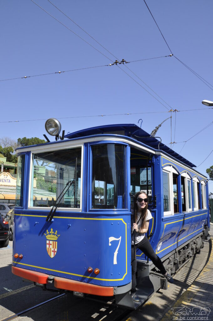 Zabytkowy niebieski tramwaj w Barcelonie.