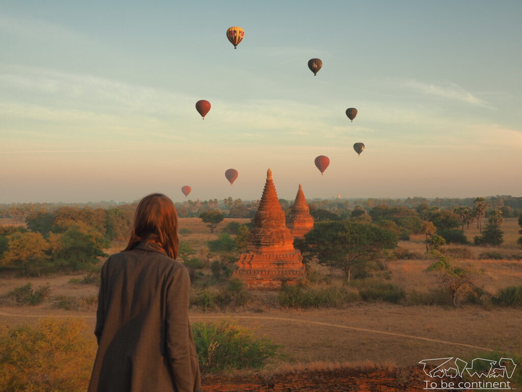Balony nad świątyniami Bagan o wschodzie słońca.