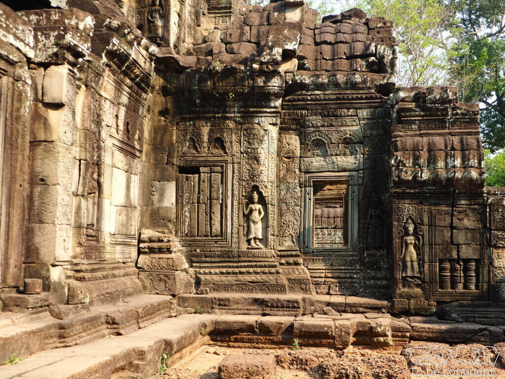Bogato zdobione świątynie Angkor.