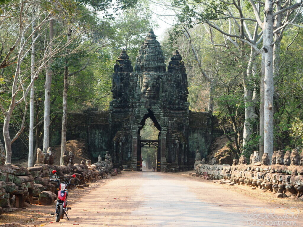 Jedna z bram do Angkor Thom.
